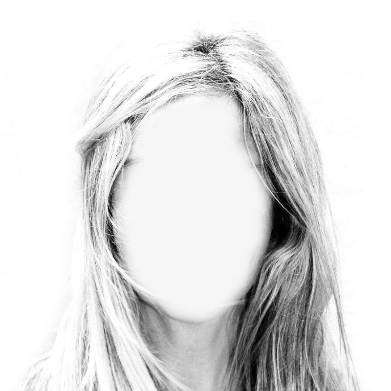 Fekete-fehér portré egy női alakról, arcvonások nélkül.